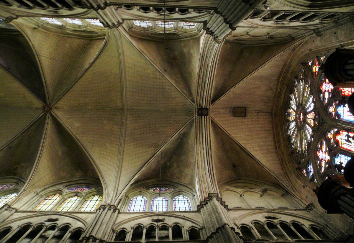 The vaults in the nave © MOSSOT - licence [CC BY-SA 3.0] from Wikimedia Commons