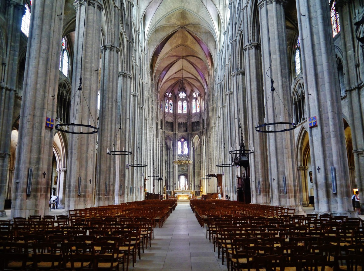 The Nave © Zairon - licence [CC BY-SA 4.0] from Wikimedia Commons