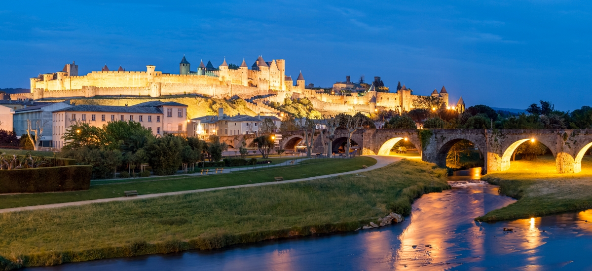The Cité of Carcassonne and Pont Vieux at dusk © Benh LIEU SONG - licence [CC BY-SA 3.0] from Wikimedia Commons