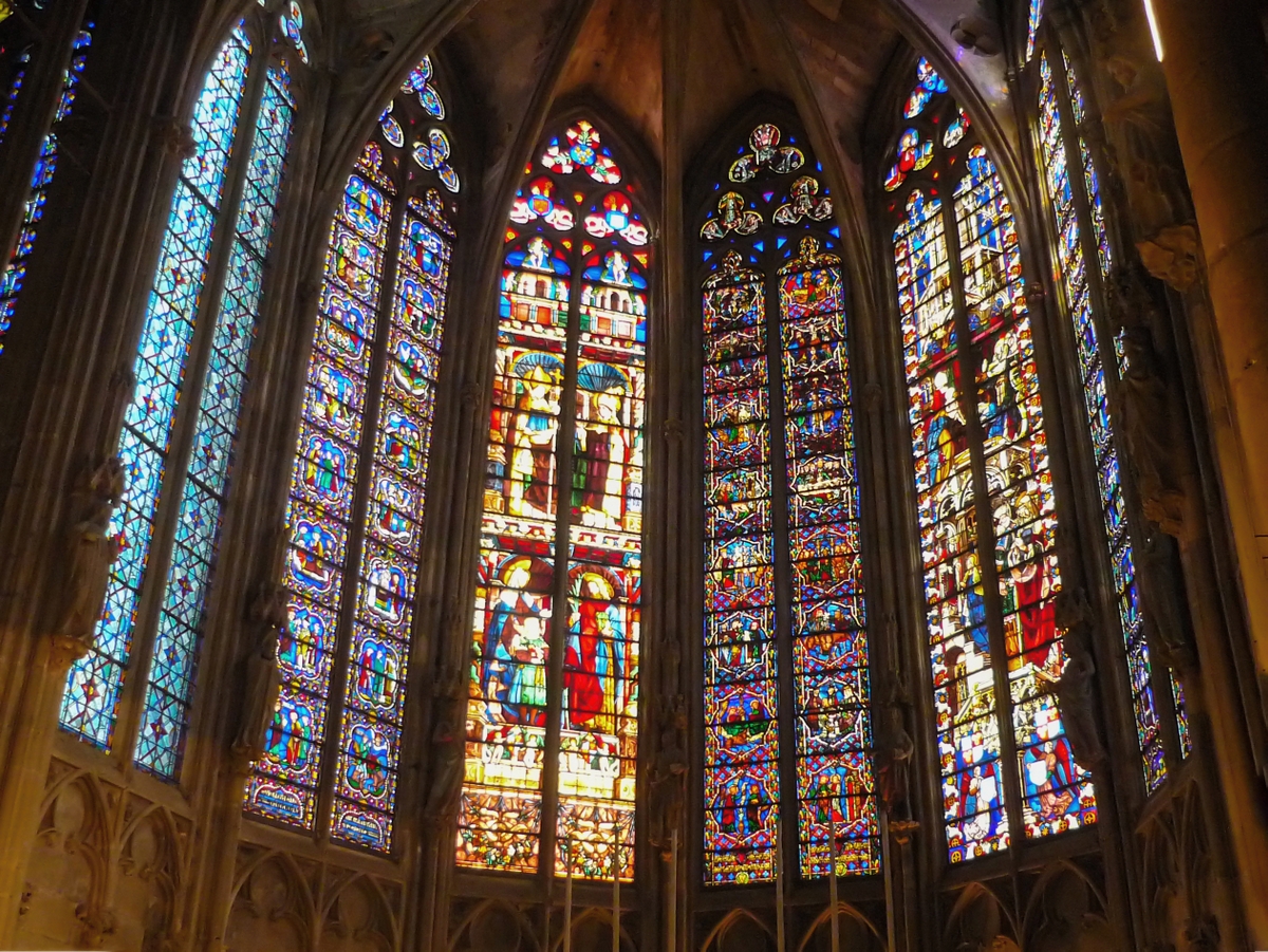 Carcassonne: The stained-glass windows of the choir - St Nazaire basilica © French Moments