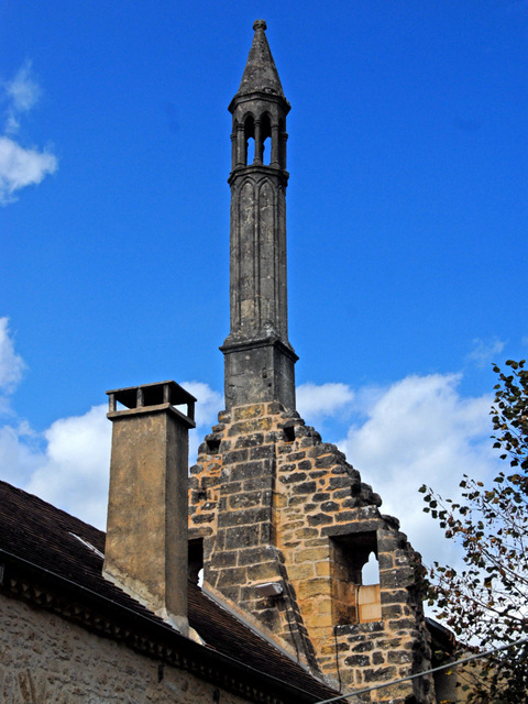 The lantern of the dead or "Saracen Chimney" in Carlux © Jochen Jahnke - licence [CC BY-SA 3.0] from Wikimedia Commons