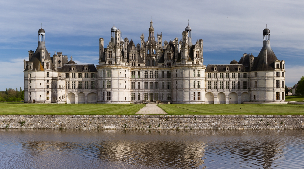 The Castle's Northwest facade © Benh LIEU SONG [CC BY-SA 3.0] from Wikimedia Commons