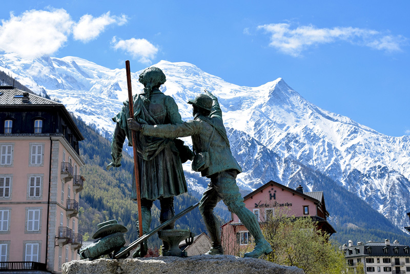 Monument of Jacques Balmat showing Horace-Bénédict de Saussure the summit of Mont-Blanc © French Moments