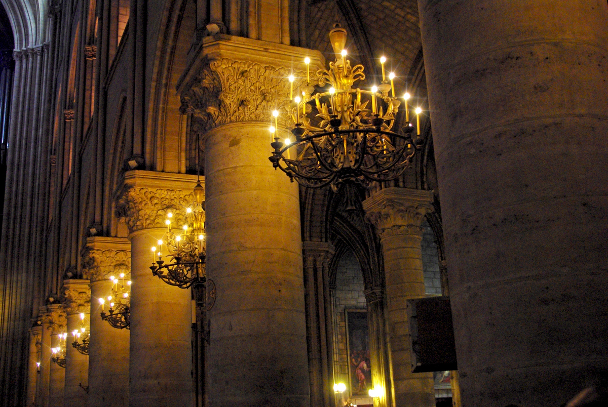 The Chandeliers of the nave © French Moments