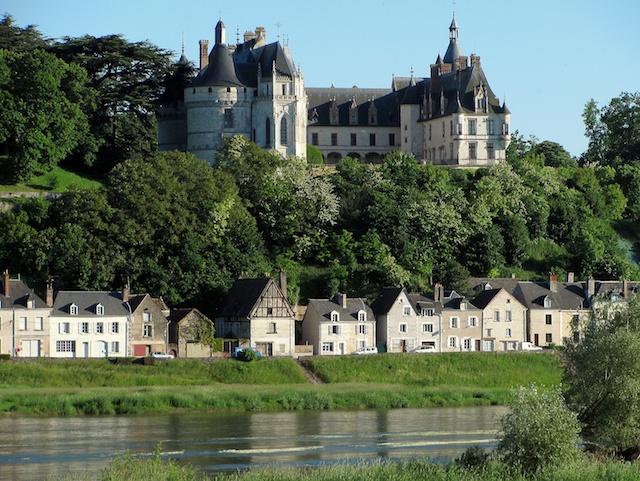 Chaumont Castle overlooking the village and the Loire © Manfred Heyde, Creative Commons (CC-BY-SA-3.0)