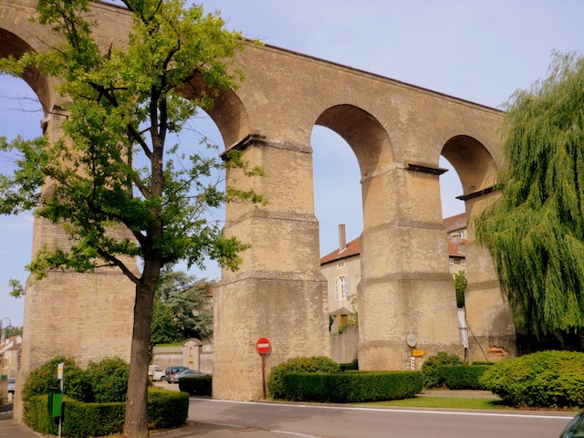 Roman Aqueduct in Jouy-aux-Arches © French Moments