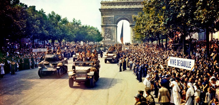 Crowds_of_French_patriots_line_the_Champs_Elysees-26 août 1944