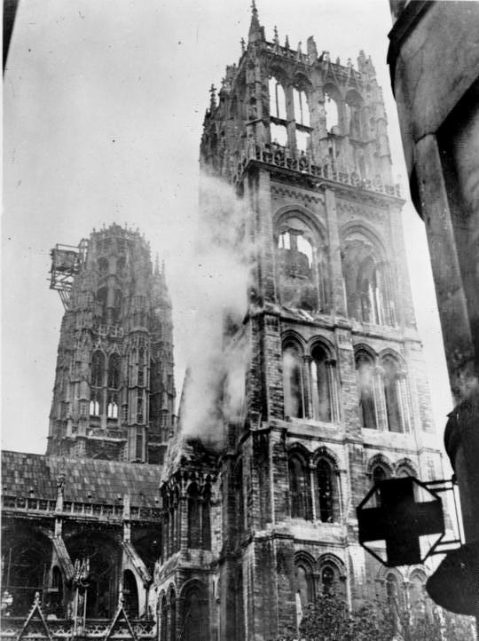 Tour St Romain after the 1944 Allied bombs © crédit photo Deutsches Bundesarchiv 1944