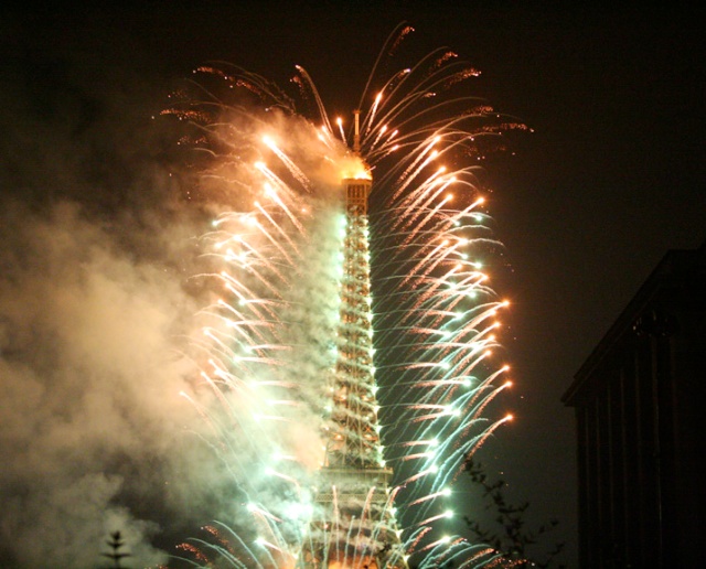 Eiffel Tower, Bastille Day fireworks in 2005 © Beivushtang - Creative Commons (CC BY-SA 3.0)