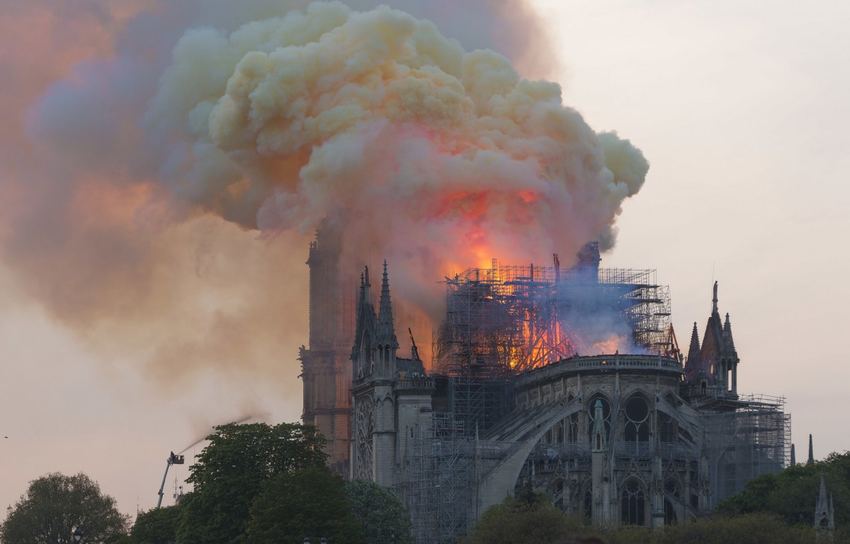 Fire of Notre-Dame at 8.06pm © GodefroyParis - licence [CC BY-SA 4.0] from Wikimedia Commons