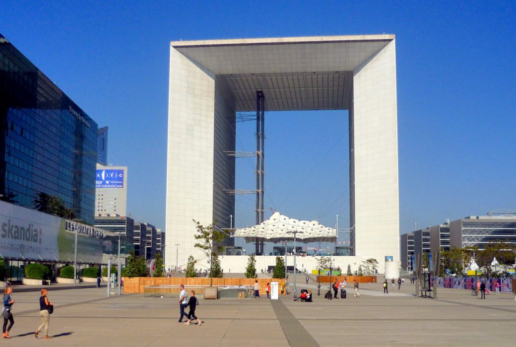 Discover the Grande Arche de la Défense - French Moments