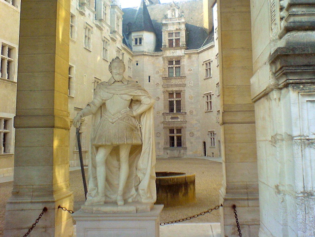 Castle of Pau, statue of King Henry IV