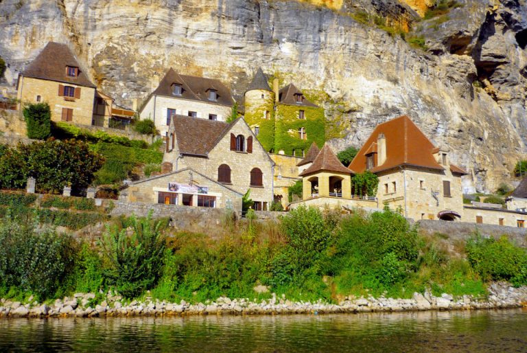 Discover the village of La RoqueGageac French Moments