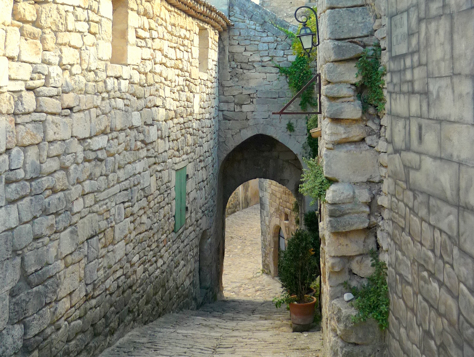 The old village centre of Lacoste © French Moments