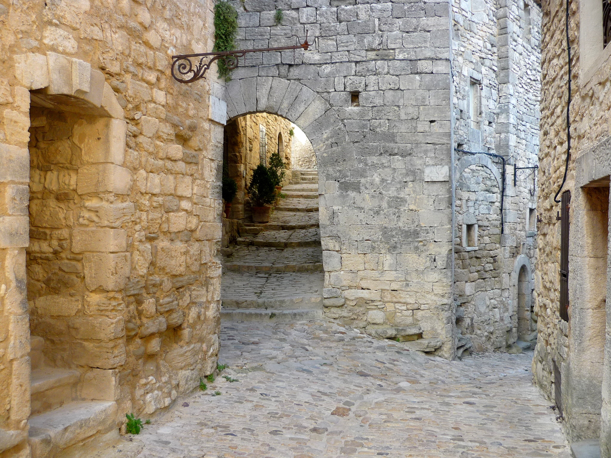 Narrow cobbled-streets in the old centre of Lacoste © French Moments
