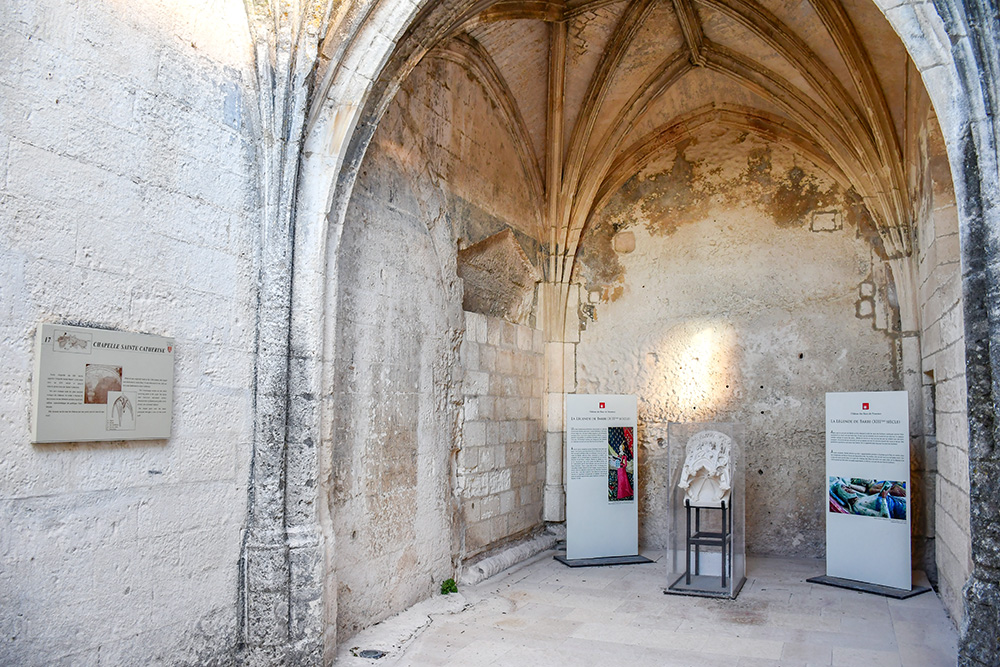Castle Chapel of Les Baux © French Moments