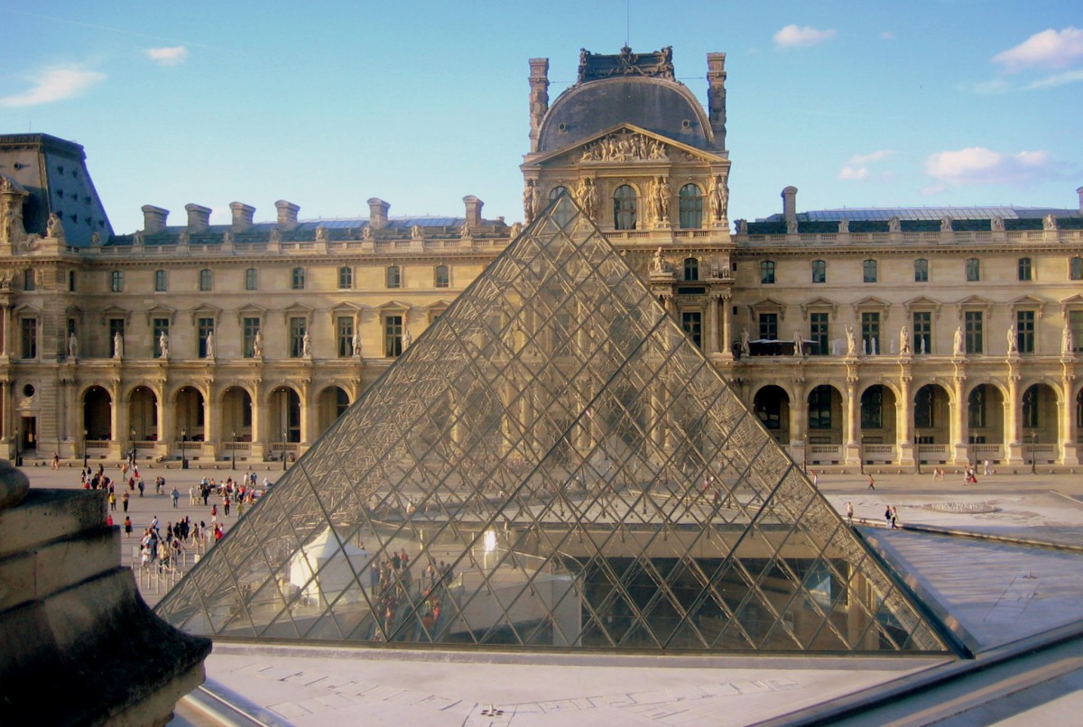 The glass pyramid, general entrance to the museum © French Moments