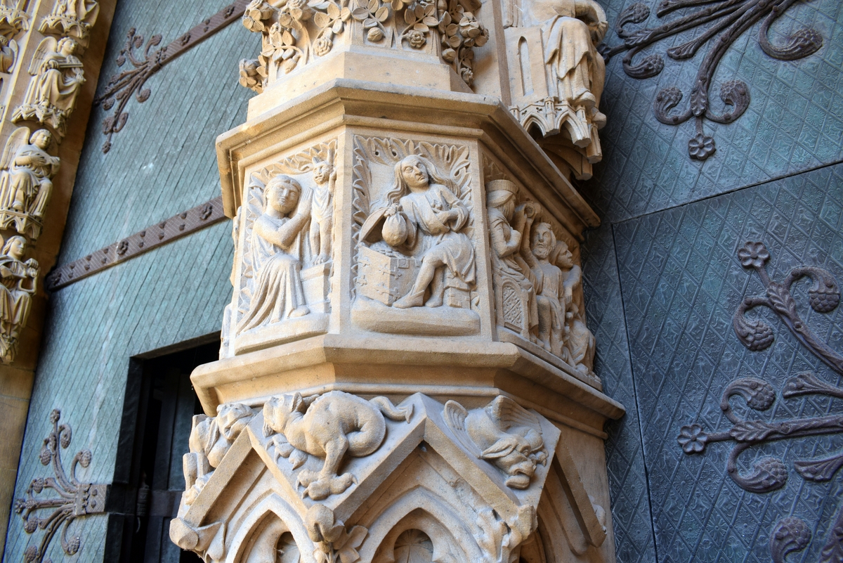 Metz Cathedral: the central pillar of the portail de la Vierge