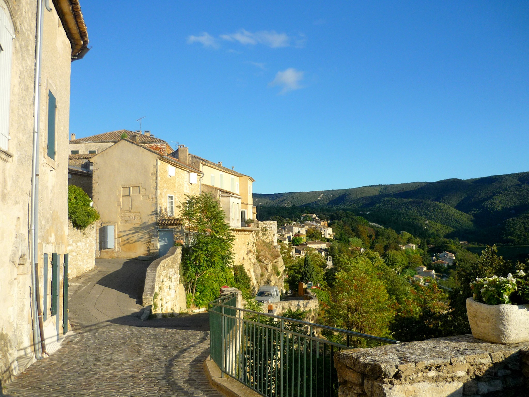 The winding streets of Ménerbes © French Moments