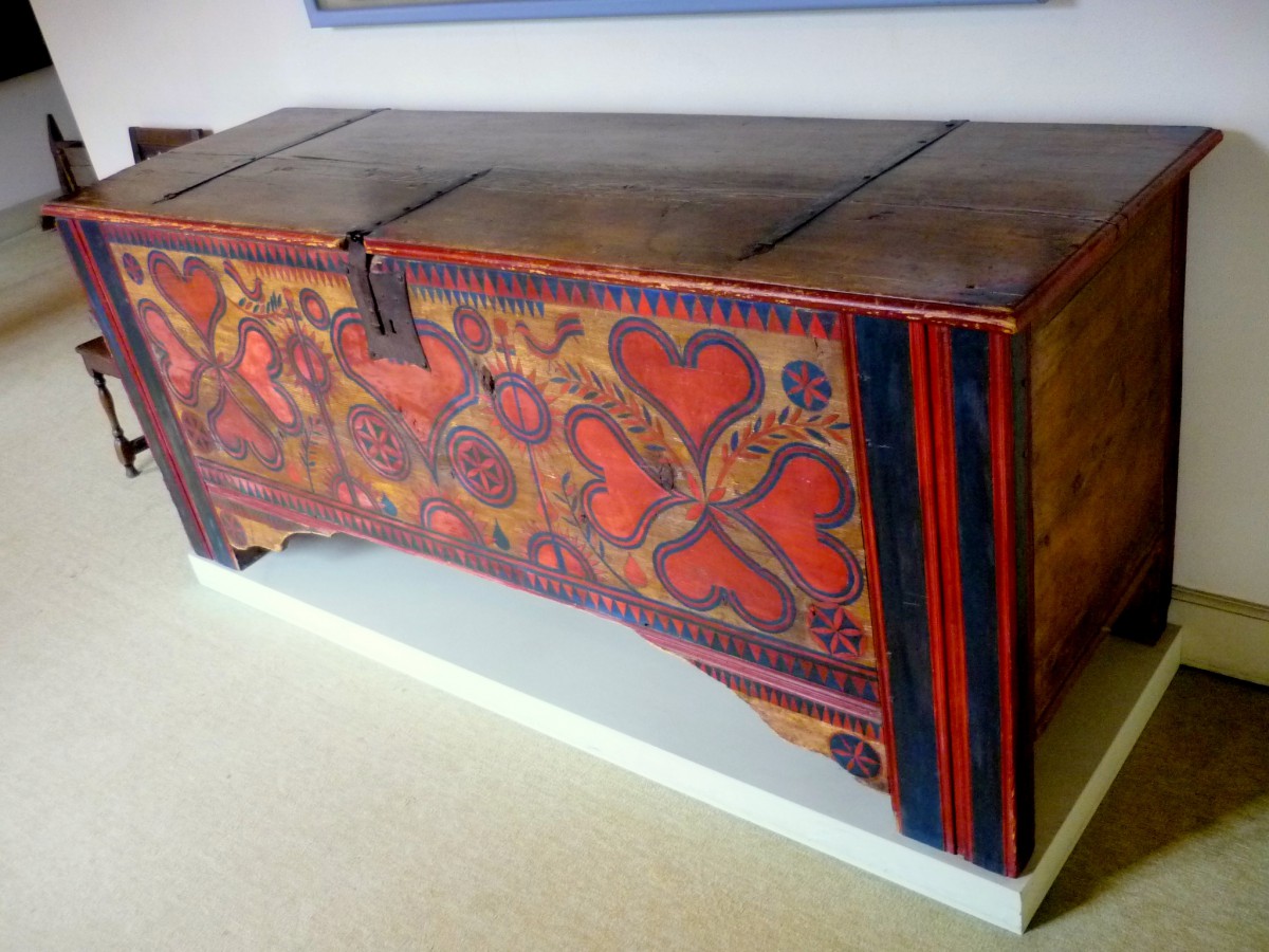 Wood painting on a chest © French Moments