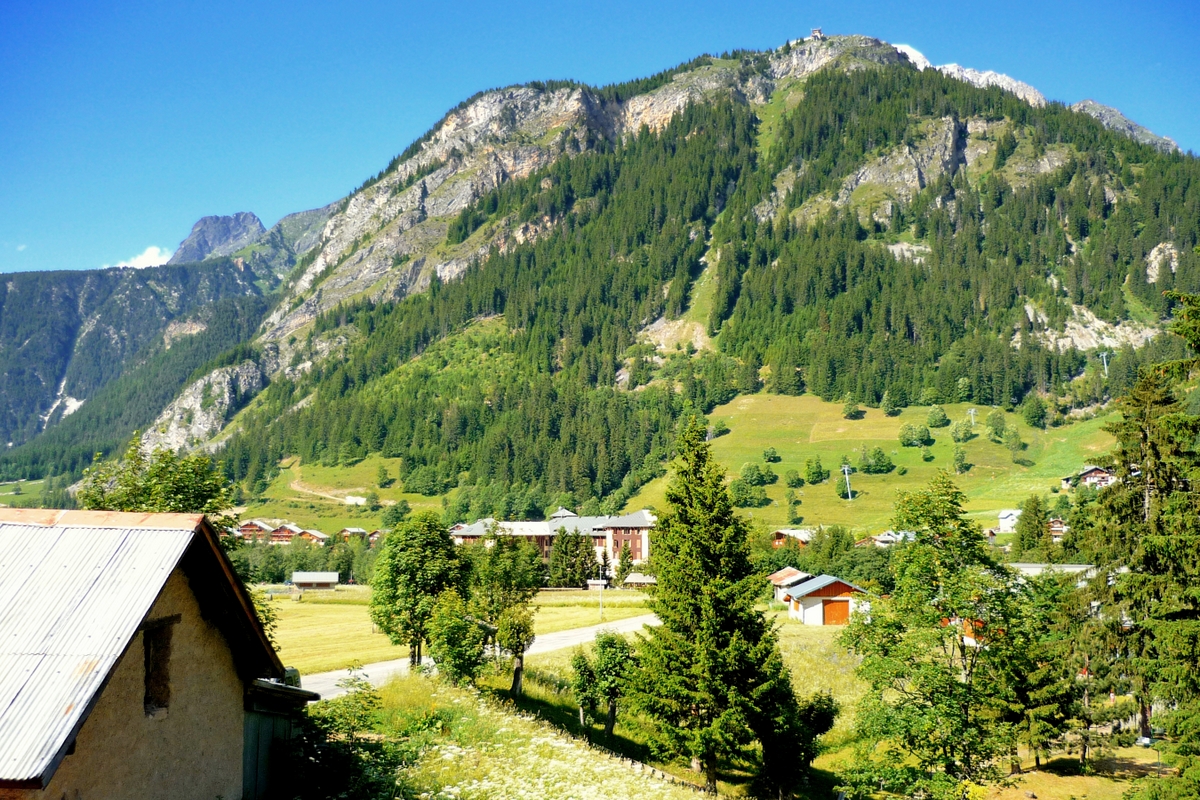 Mont Bochor dominating the village of Pralognan-la-Vanoise © French Moments