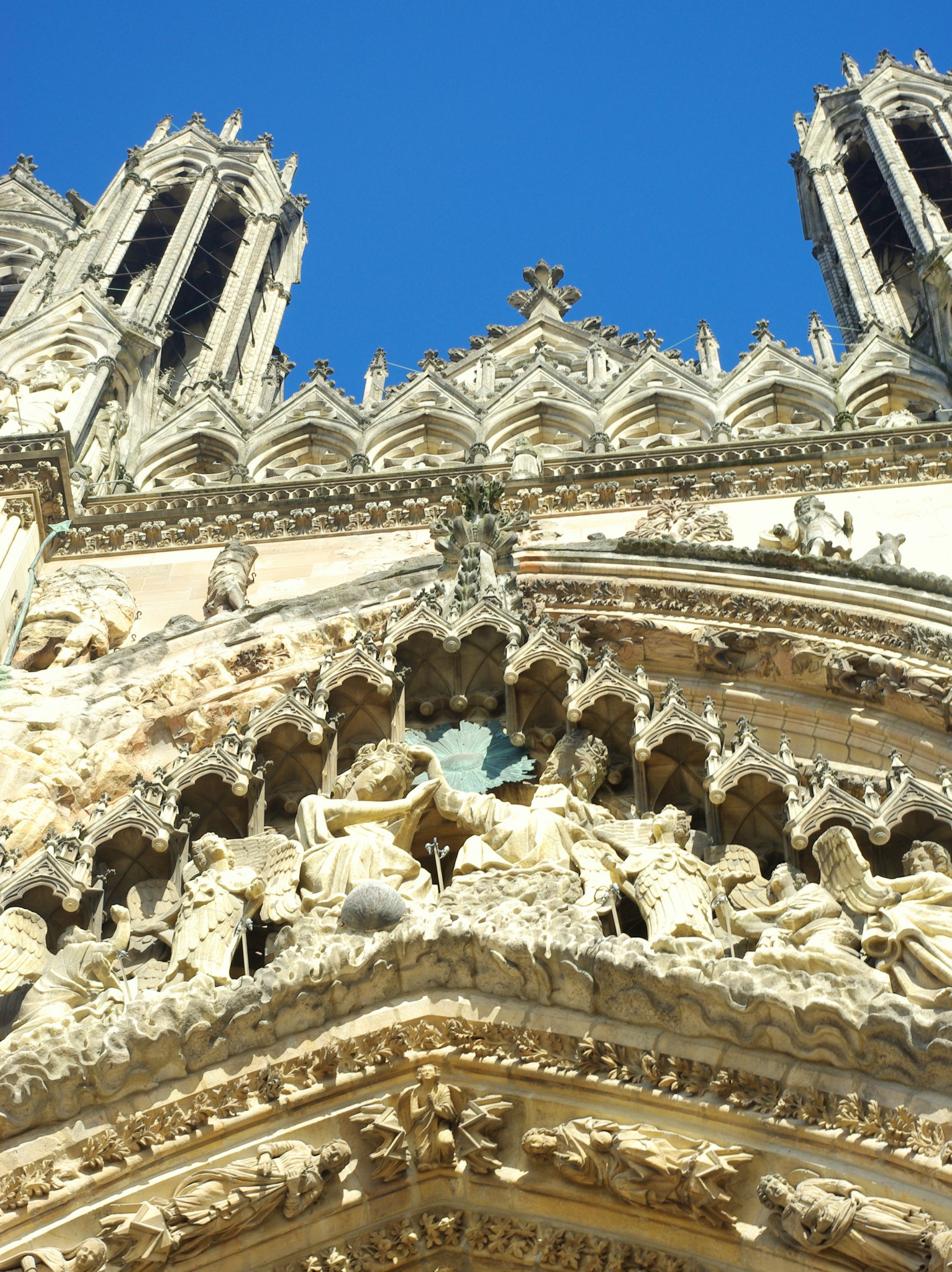Details of the West front of the Cathedral of Reims © French Moments