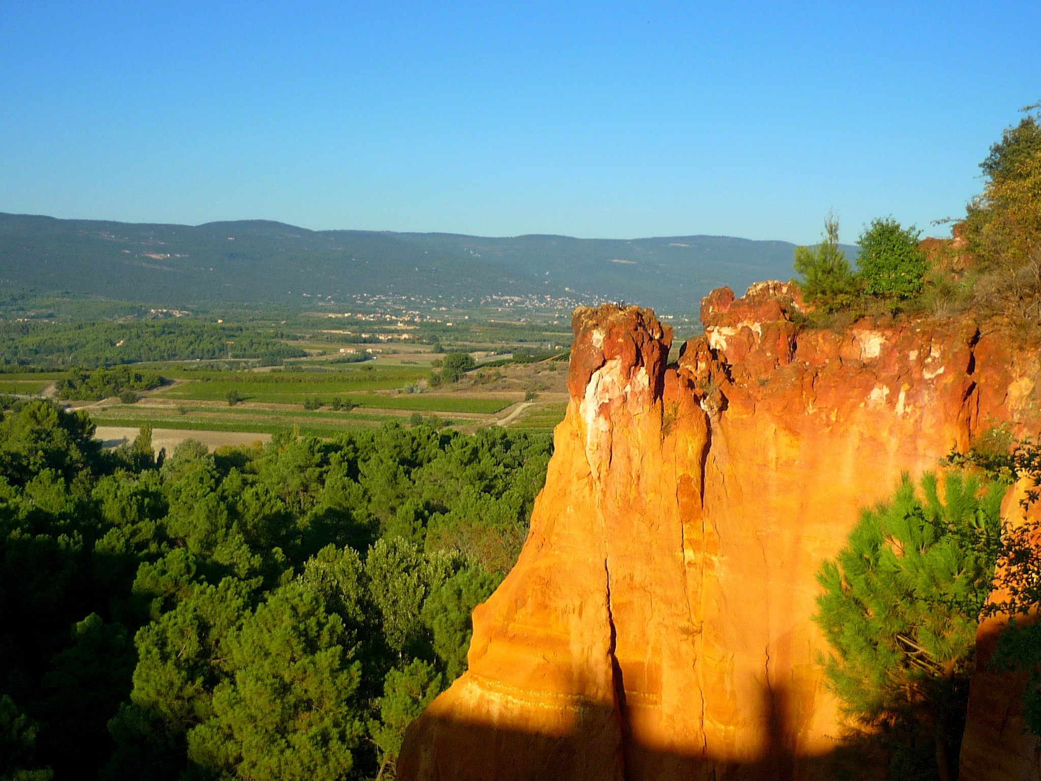 The landscape of Roussillon near the Ochre Pathway © French Moments