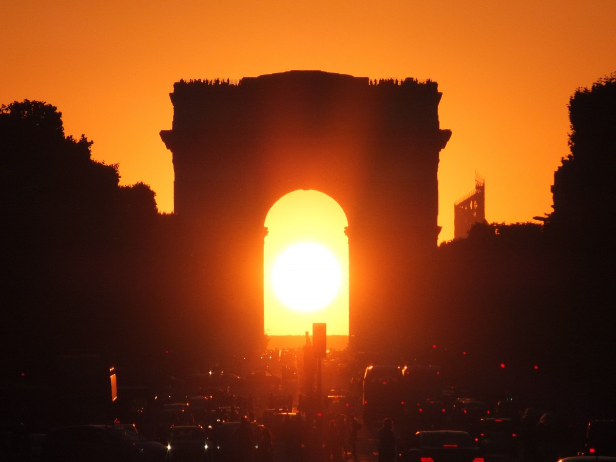 Sunset under the Arc de Triomphe © Siren-Com - licence [CC BY-SA 3.0] from Wikimedia Commons