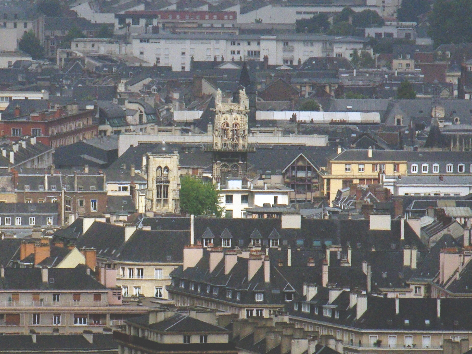 Tour Saint André and Saint Pierre du Chatel © French Moments