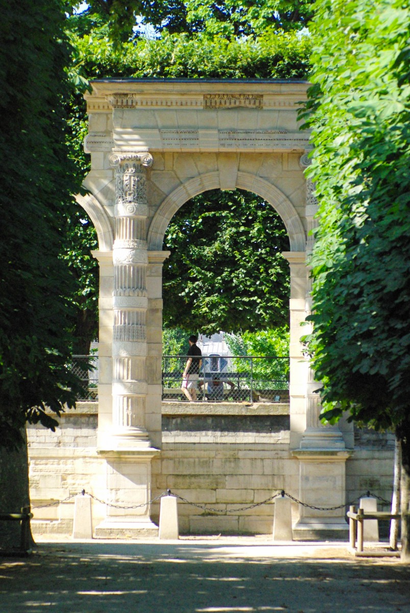 A portico from the Palais des Tuileries in the eponymous garden © French Moments