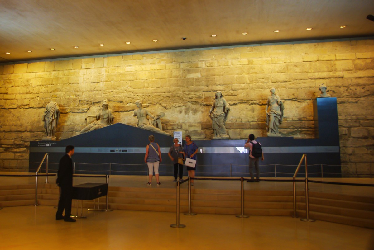 The statues of the Palais des Tuileries in the Carrousel gallery © French Moments