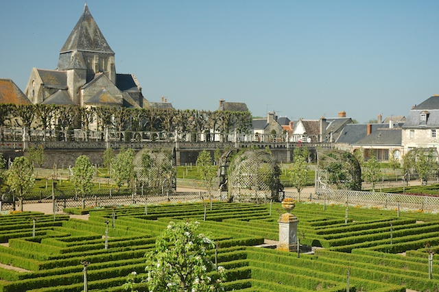 Villandry, the castle's vegetable garden and Saint-Étienne Church © Calips - Creative Commons (CC BY-SA 3.0)