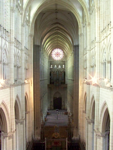 Nave © Guillaume Piolle, licence [CC-BY-SA-3.0], from Wikimedia Commons.