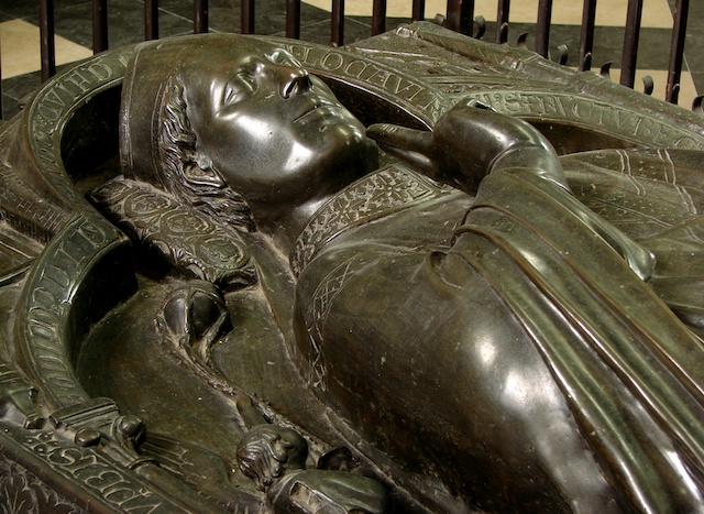 Recumbent figure of Evrard de Fouilloy in Amiens Cathedral © Photo: Vassil