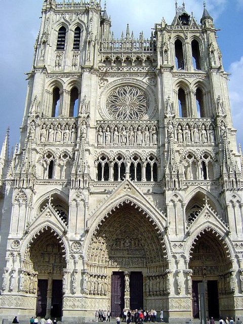 The Western façade of Amiens Cathedral and the two towers © Thuresson, Attribution-ShareAlike 2.0 Generic (CC BY-SA 2.0)