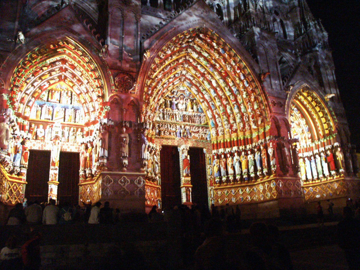 The light show revealing the medieval colours of the cathedral (public domain)
