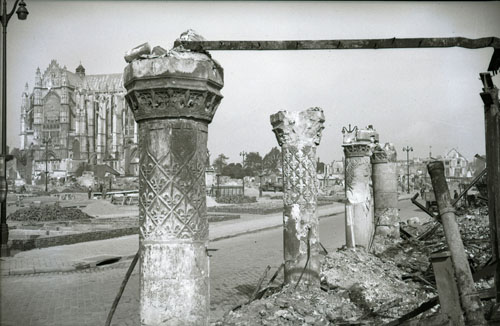 Beauvais in ruins in 1940 - Fernand Watteeuw, Archives départementales de l'Oise, wikipedia commons (CC BY-SA 3