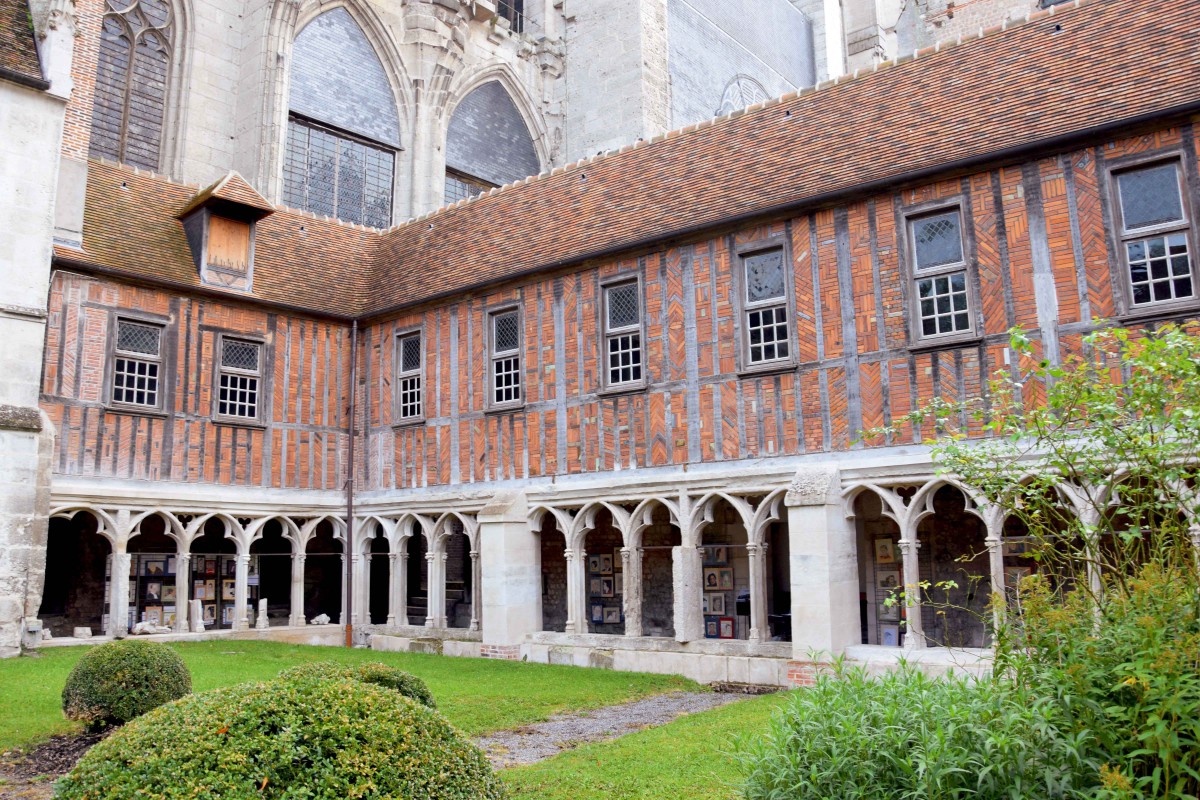 Cloister of Beauvais Cathedral © Chatsam - licence [CC BY-SA 3.0] from Wikimedia Commons