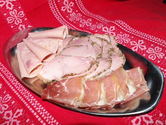 Raclette dish: the "charcuterie plate" © French Moments