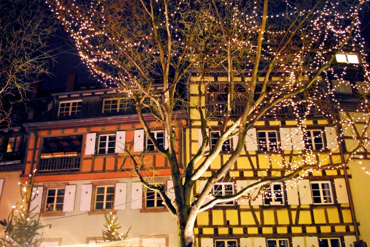 Christmas lights in Rue des Tanneurs, Colmar © French Moments