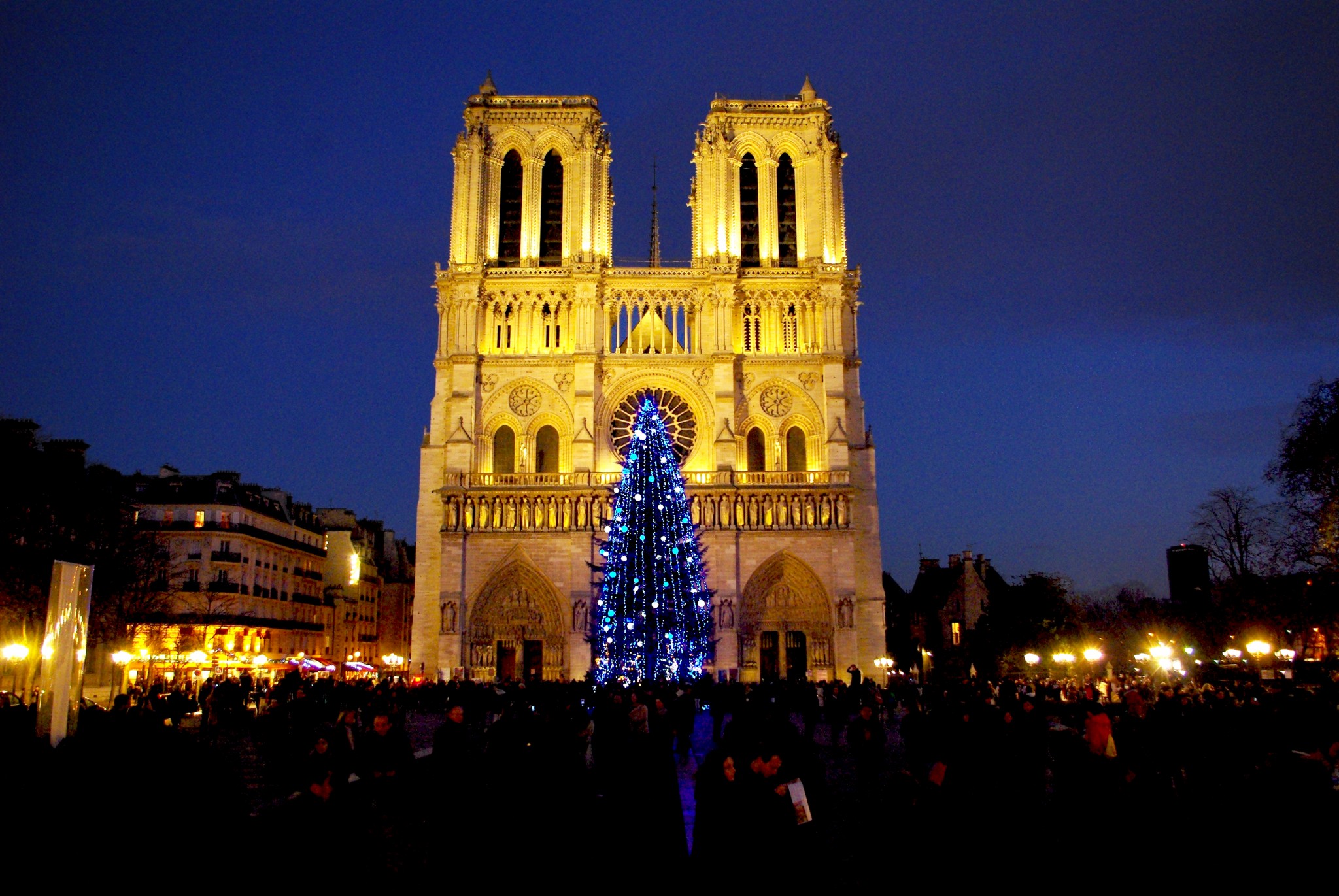 Photos of Christmas in France - Notre-Dame of Paris © French Moments