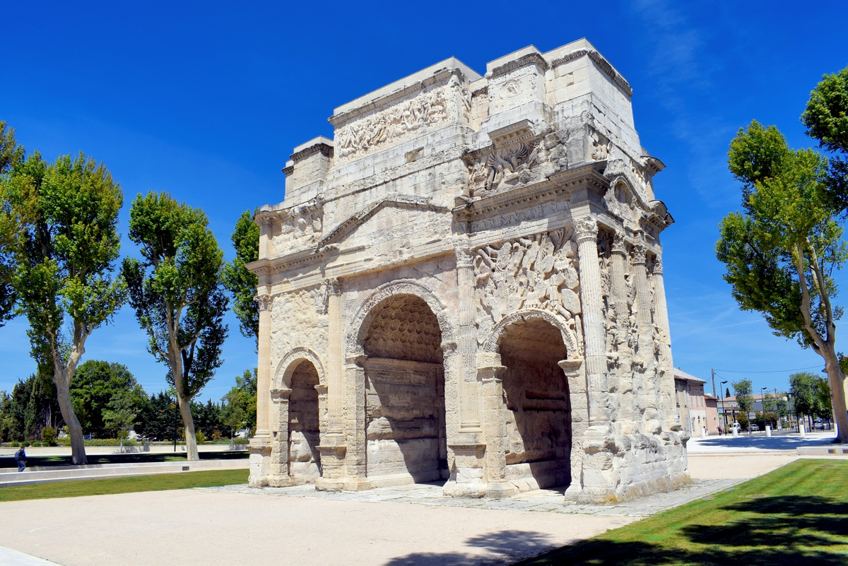 Roman triumphal arch in Orange, Provence © French Moments