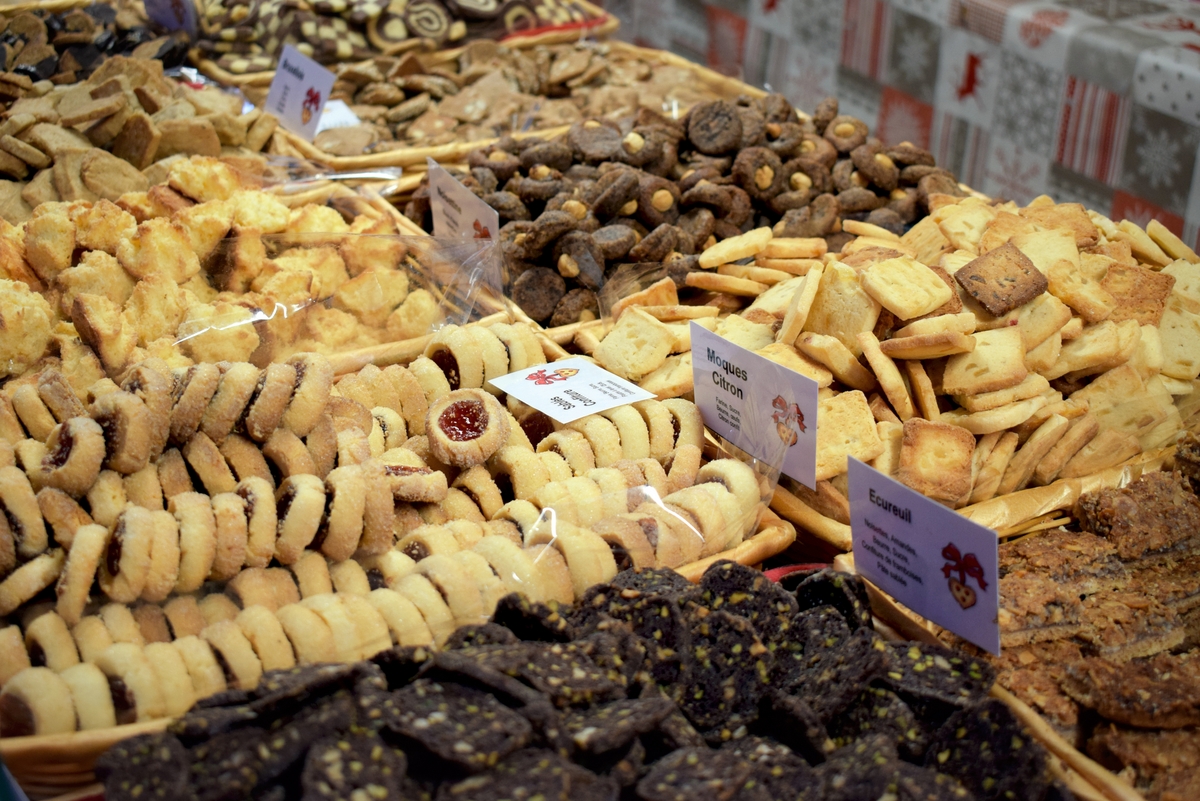 Alsatian Christmas cookies at the market of Christmas Delights © French Moments