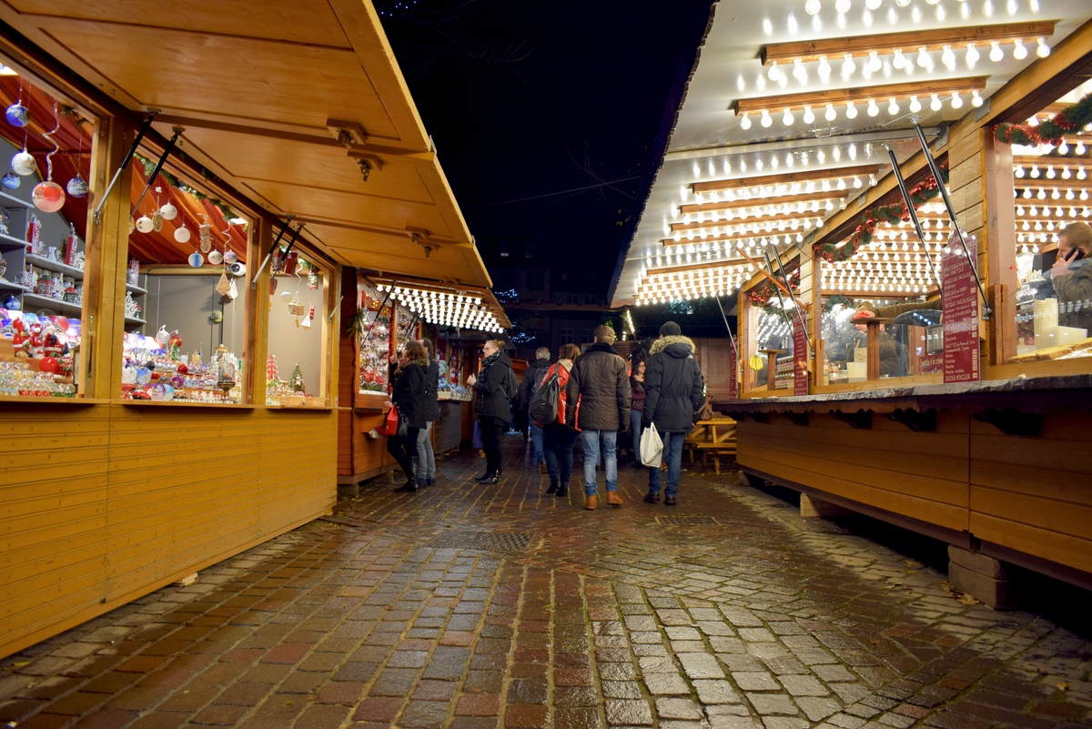 Strasbourg Christmas market in place Saint-Thomas © French Moments