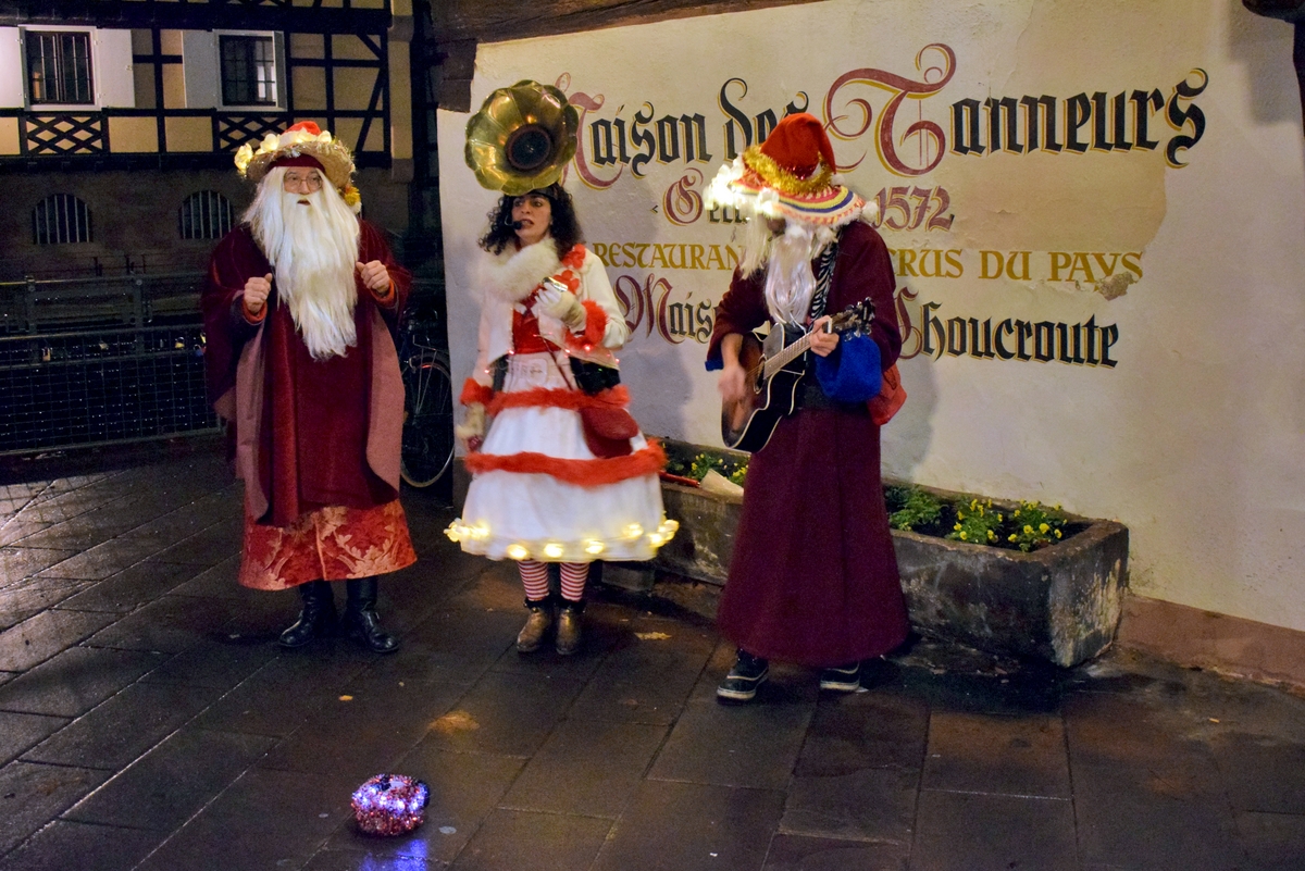 Street performers at the Petite France Christmas market © French Moments