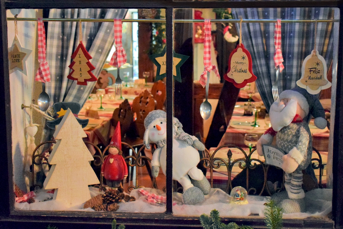 Front window of a winstub (traditional restaurant) in Strasbourg © French Moments