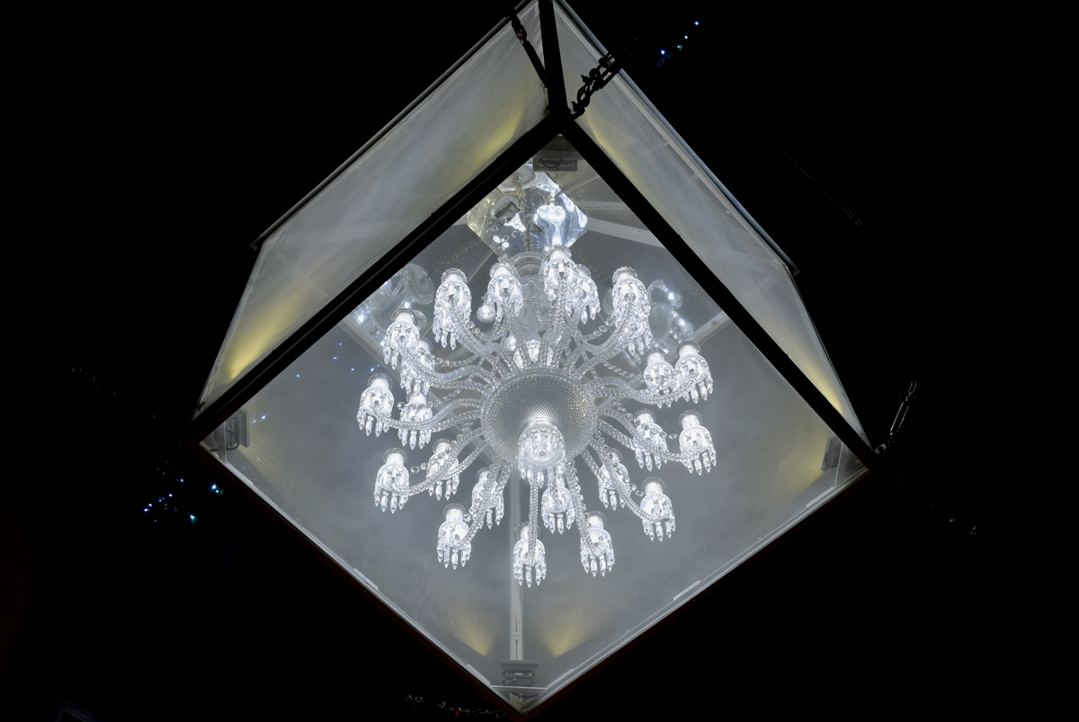 A Baccarat chandelier, Rue des Hallebardes © French Moments