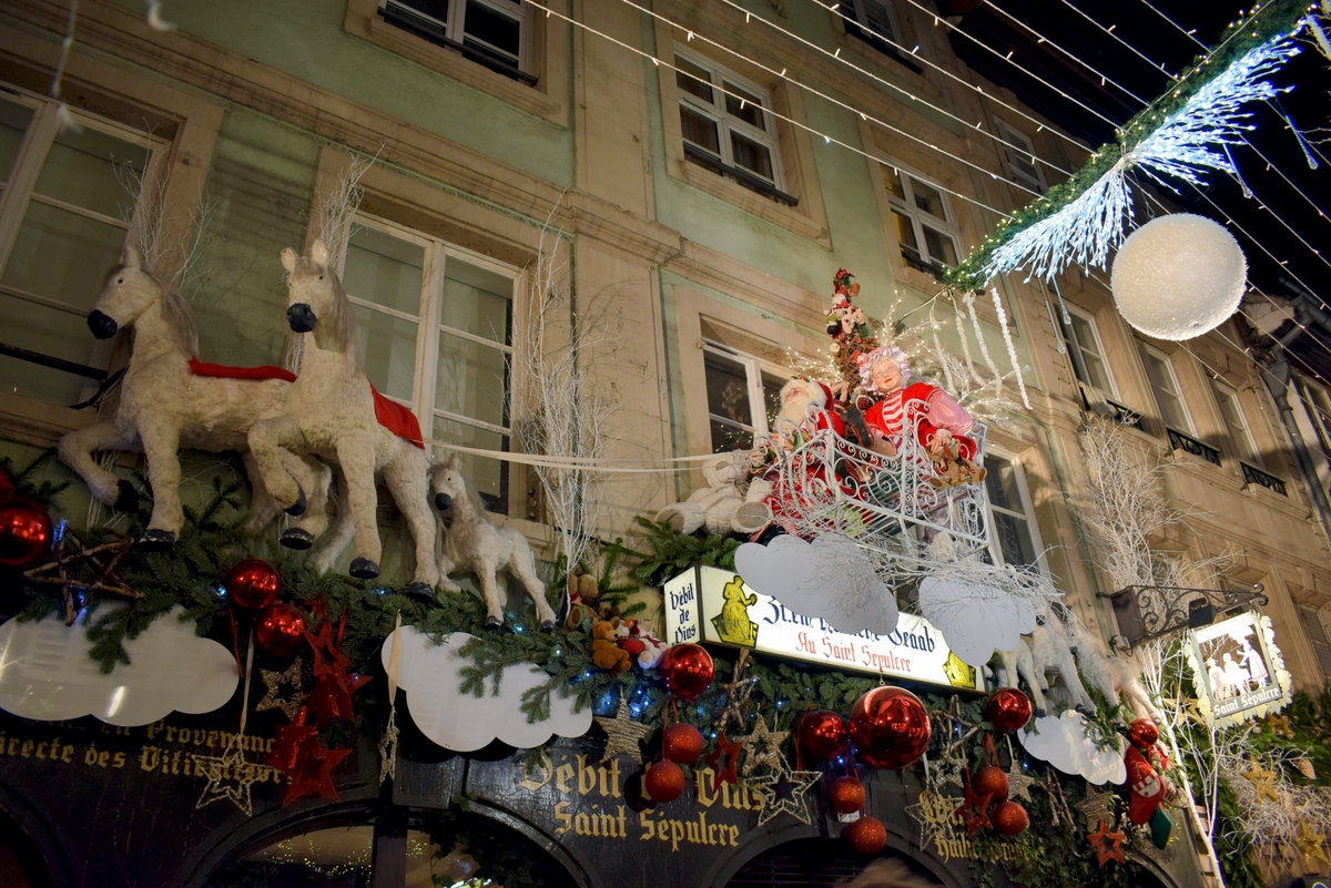 Christmas decoration in Rue des Orfèvres, Strasbourg © French Moments