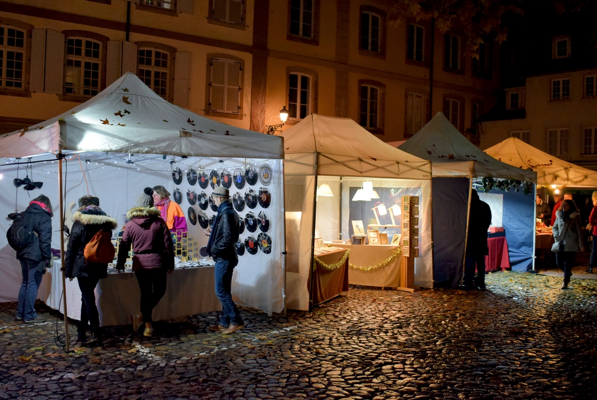 The little Christmas market in place du Marché Neuf, Strasbourg © French Moments