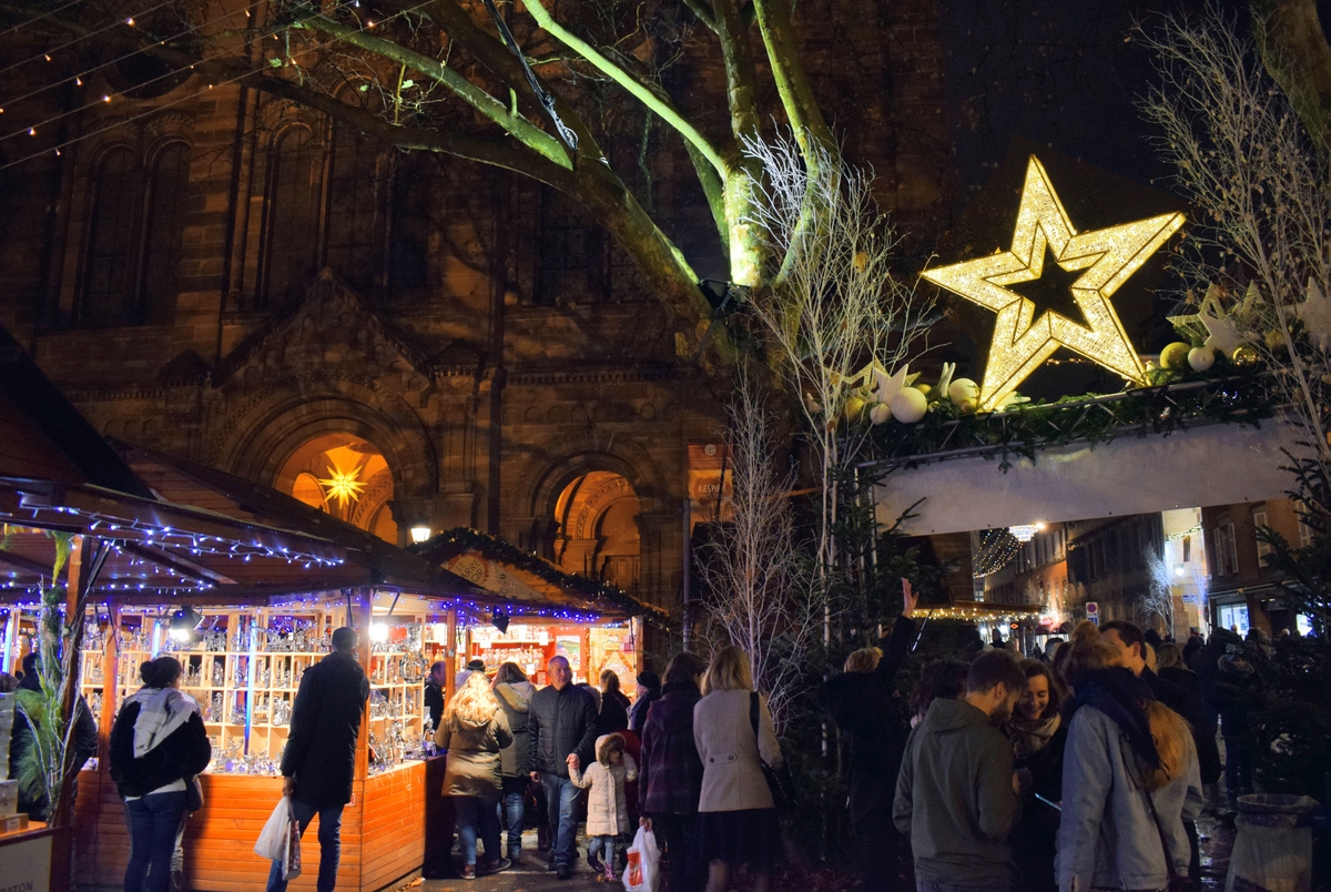 Strasbourg Christmas Market: the Carré d'Or on place du Temple Neuf © French Moments